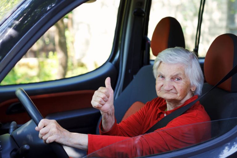 ¿Existe una relación entre accidentes de tráfico y límite de edad para conducir?
